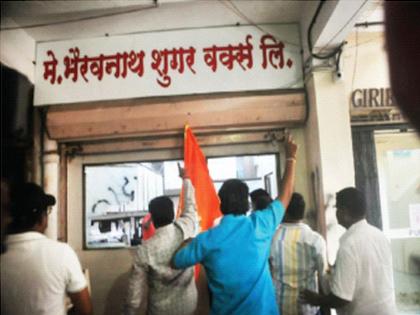 The battle for supremacy is now on the road; MLA Tanaji Sawant's office in Pune was blown up | वर्चस्वाची लढाई आता रस्त्यावर; आमदार तानाजी सावंत यांचे पुण्यातील कार्यालय  फोडले