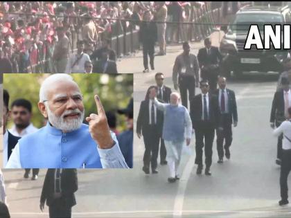 Gujarat Assembly Election 2022 gujarat polls second phase Prime Minister Modi reached the polling station by walking Thanking the people after voting, said... | Gujarat Assembly Election: पायी चालत मतदान केंद्रावर पोहोचले पंतप्रधान मोदी! मतदानानंतर मानले जनतेचे आभार, म्हणाले...