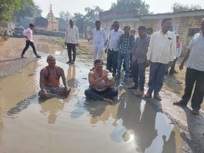 First bath of Diwali with sewer water, movement to repair sewers | दिवाळीची पहिली आंघोळ चक्क गटारीच्या पाण्याने, गटार दुरुस्त करण्यासाठी आंदोलन