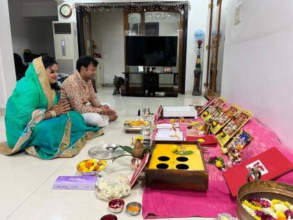 Lakshmi Pujan in the light of lamps, the courtyard decorated with marigold garlands and seven-colour rangoli | दिव्यांच्या रोषणाईत लक्ष्मीपूजन, झेंडूच्या फुलांच्या तोरणमाळा अन् सप्तरंगी रांगोळ्यांनी सजले अंगण