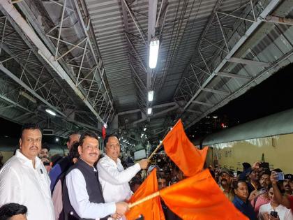 Namo Express leaves for Konkan Deputy Chief Minister Devendra Fadnavis showed the flag from Dadar railway station | 'नमो एक्सप्रेस' कोकणात रवाना! दादर रेल्वे स्थानकातून उपमुख्यमंत्री देवेंद्र फडणवीस यांनी दाखवला झेंडा!