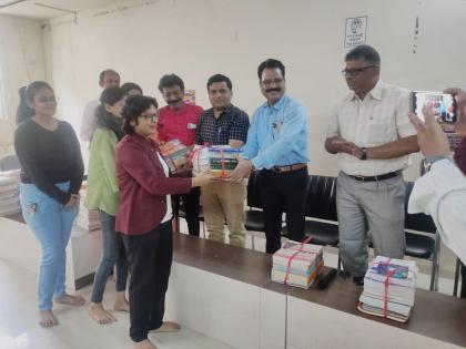 Gift of 250 books to Ulhasnagar Abhyasika, initiative of Municipal Deputy Commissioner Subhash Jadhav | उल्हासनगर अभ्यासिकेला २५० पुस्तकांची भेट, महापालिका उपायुक्त सुभाष जाधव यांचा पुढाकार