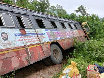 Nashik Palasan bus accident near Ghagbari village | नाशिक-पळसन बसला घागबारी गावाजवळ अपघात