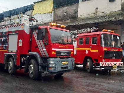 Fire at Godown in Masala Market; Fire fighting started for 15 hours; 33 rounds of fire brigade tankers | मसाला मार्केटमधील गोडाऊनला आग; १५ तास आग विझविण्याचे काम सुरू; अग्निशमन दलाच्या टँकरच्या ३३ फेऱ्या