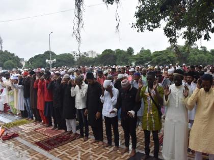 Eid al-Adha in Nashik Collective prayers at Eidgah ground in heavy rain | नाशिकमध्ये बकरी ईद उत्साहात; भर पावसात ईदगाह मैदानात सामूहिक नमाज पठण!