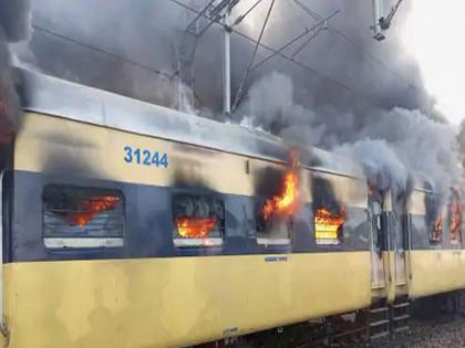 Uttar Pradesh Fire in passenger train two cached become ash saharanpur on the way of delhi meerut daurala | Fire In Passenger Train: सहारनपूरहून दिल्लीला जाणाऱ्या पॅसेंजर ट्रेनला भीषण आग, इंजिनसह दोन डबे जळून खाक