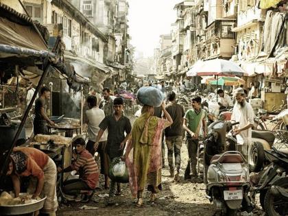 Not a single road in Mumbai is fit for walking, a hawker's trap; The High Court opened the hearing | मुंबईतील एकही रस्ता चालण्यासाठी योग्य नाही, फेरीवाल्यांचा ठिय्या; उच्च न्यायालयाने केली कानउघाडणी