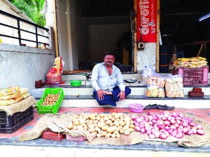 Disabled Travels became a vegetable seller, an alternative to subsistence | अपंग ट्रॅव्हल्सवाला बनला भाजी विक्रेता, उदरनिर्वाहासाठी शोधला पर्याय