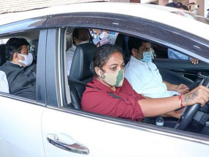 Nari Shakti in Khaki drive the Deputy Chief Minister's car; ajit pawar and Minister of State for Home Affairs appreciates Trupti Mulik | खाकीतील नारी शक्तीनं केलं उपमुख्यमंत्र्यांच्या गाडीचं सारथ्य; पवारांसह गृहराज्यमंत्र्याकडून तृप्ती मुळीक यांचं कौतुक