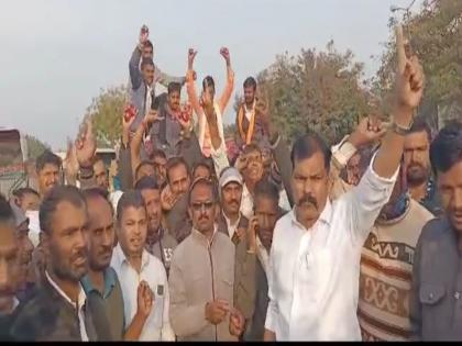 Due to fall in onion price, angry farmers closed the auction at Lasalgavi | कांदा भावात घसरण झाल्याने  संतप्त शेतकऱ्यांनी लासलगावी बंद पाडले लिलाव 