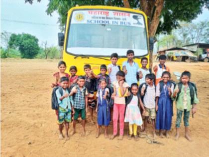 The school in the bus Equilibrium activity for children of brick kiln workers | बसमध्येच भरली शाळा, गिरवताहेत बाराखडी; वीटभट्टी कामगारांच्या मुलांसाठी ‘समतोल’ उपक्रम