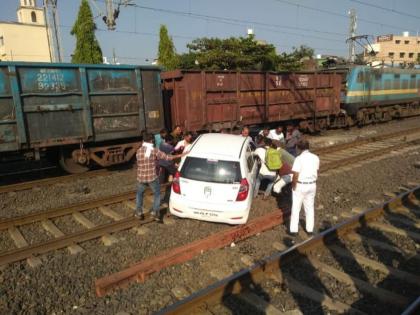 By pressing the accelerator instead of the brake, the car on the railway track | ब्रेकऐवजी ॲक्सिलेटर दबलल्याने कार रेल्वे ट्रॅकवर, समय सुचकतेने अनर्थ टळला