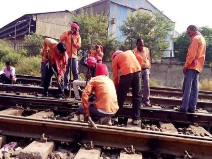 Special traffic and power block on Central Railway, local, long distance trains affected | मध्य रेल्वेवर विशेष ट्रॅफिक व पॉवर ब्लॉक, लोकल, लांब पल्ल्याच्या गाड्यांना फटका 