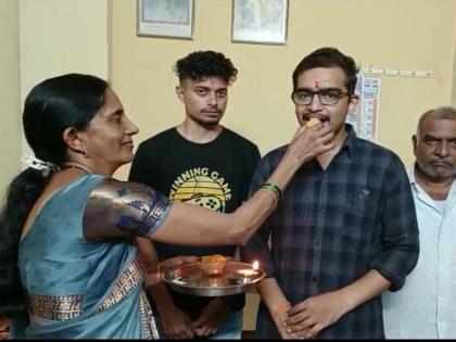 Ulhasnagar Anganwadi teacher's son Roshan Deshmukh shines in UPSC Exam | अंगणवाडी शिक्षिकेचा मुलगा रोशन देशमुख यूपीएससीत चमकला; अशी केली तयारी