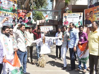 Surat result Youth Congress protest against pm Modi in Solapur, propaganda against symbolic statue | सुरत निकाल : सोलापुरात युवक काँग्रेसचे मोदींविरोधात आंदोलन, प्रतिकात्मक पुतळ्यासमाेर घाेषणाबाजी