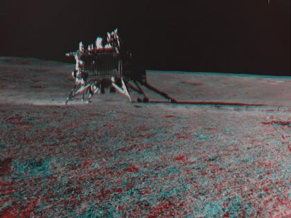 What are these red and blue marks seen on the moon isro post new picture of moon | चंद्रावर दिसणाऱ्या 'या' लाल आणि निळ्या खुणा कशाच्या? प्रज्ञान रोव्हरनं पाठवलाय अनोखा PHOTO