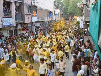 The shout of Yalkot Yalkot Jai Malhar and twelve cars pulled in Jalgaon | ‘यळकोट यळकोट जय मल्हार’चा जयघोष अन् जळगावमध्ये ओढल्या बारा गाड्या! 