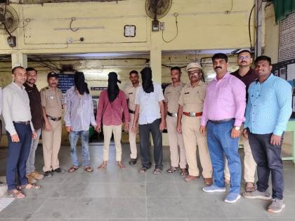 Between Kalyan and Badlapur railway station, 4 thieves who stole passengers' mobiles and wallets | कल्याण ते बदलापूर रेल्वे स्थानकादरम्यान प्रवाशांचे मोबाईल, पाकीट चोरणारे ४ चोरटे गजाआड