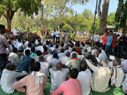 300 farmers strike sugar factory for increase in sugarcane price; ...so determined not to give up on the factory | उस दर वाढीसाठी ३०० शेतकरी धडकले साखर कारखान्यावर; ...तर कारखान्याला उस न देण्याचा निर्धार