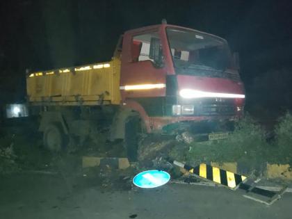 Tipper climbed on the divider at Kolgaon Tanda in latur one injured | काेळगाव तांडा येथील दुभाजकावर चढला टिप्पर, एक जखमी