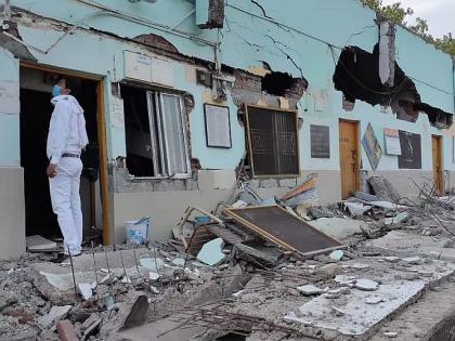 Madhya Pradesh Chandani railway station collapsed as the pushpak express passed burhanpur | 110 KM प्रति तास वेगानं गेली ट्रेन, हादऱ्यानं रेल्वे स्थानकाची इमारत कोसळली, पाहा Photo