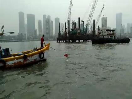 Worli fishermen stop work on Coastal Road in mumbai | कोस्टल रोडचे काम वरळीच्या मच्छिमारांनी बंद पाडले! परिसरातील वातावरण चिघळण्याची शक्यता