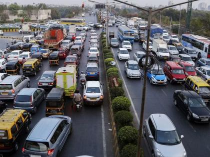 where are the 32,400 crore of Vehicle tax in four years, An average of 128 vehicles on one km road in the state | चार वर्षांत वाहनकराचे ३२,४०० कोटी गेले तरी कुठे? राज्यात एक किलोमीटर रस्त्यावर सरासरी १२८ वाहने