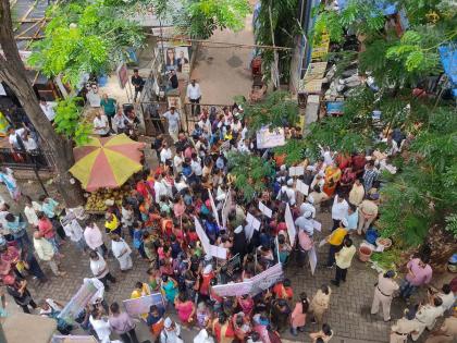 Dharavi Island Rescue Committee strike march at R madhya office | धारावी बेट बचाव समितीचा आर मध्य कार्यालयावर धडक मोर्चा