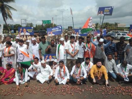 oppose to export duty hikes; Sharad Pawar faction of NCP threw onion on the road, block the road on Nashik-Pune route | निर्यात शुल्क वाढीचा विरोध; NCPच्या शरद पवार गटानं रस्त्यावर फेकला कांदा, नाशिक-पुणे मार्गावर रास्ता रोको