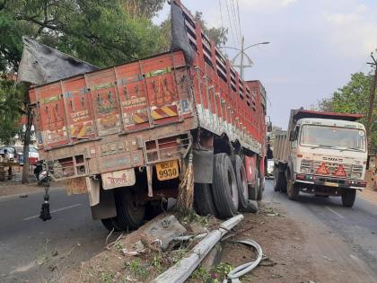 Speeding truck hits divider, incident on Latur-Barshi road | भरधाव ट्रक दुभाजकावर आदळला, लातूर-बार्शी मार्गावरील घटना