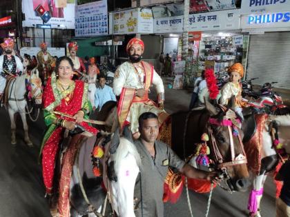 A laser show accompanied by traditional instruments at Shiv Jayanti procession in Kolhapur; Decorated rickshaws, twenty horse riders participate | कोल्हापूरात शिवजयंती मिरवणूकीत पारंपारिक वाद्यांच्या ठेक्याबरोबर लेसर शो; सजवलेल्या रिक्षा, वीस घोडेस्वार सहभागी