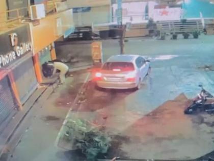 Thieves use posh car to break into mobile shop in Nashik; The theft was averted due to the vigilance of the security guard | नाशिकमध्ये मोबाईल दुकान फोडण्यासाठी चोरांकडून पॉश कारचा वापर; सुरक्षारक्षकाच्या सतर्कतेमुळे चोरी टळली