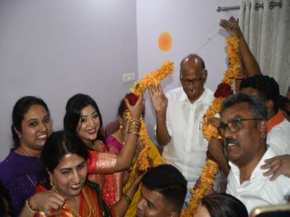 Sharad Pawar in Thane amid the sound of drums | ढोल ताशांच्या गजरात शरद पवारांचे ठाण्यात जंगी स्वागत, अजित पवार समर्थक नजीब मुल्लांच्या प्रभागात शक्तीप्रदर्शन