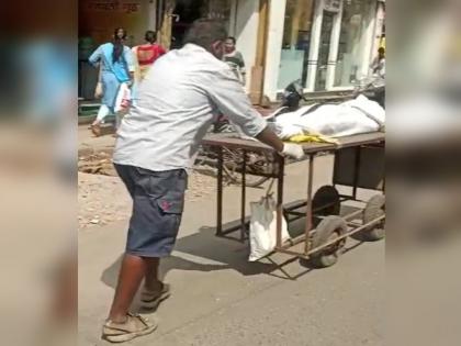 A video of the dead body being carried on a stretcher from the road has come to light in kalyan | मृतदेहाची किंमत रद्दीपेक्षाही कमी का? भर रस्त्यातून मृतदेह स्ट्रेचरवर घेऊन जातानाचा व्हीडीओ आला समोर