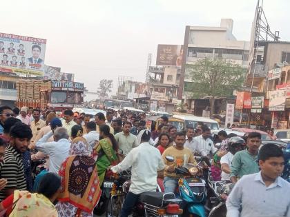 Traffic blocked at Mudaltitta, queues of vehicles for two and a half hours; Harassment to devotees, motorists | मुदाळतिट्टा येथे वाहतूक ठप्प, अडीच तास वाहनांच्या रांगा; भाविक, वाहनधारकांना त्रास