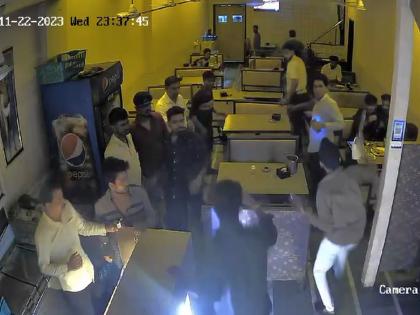 A hotel owner was attacked with a knife after appearing to order food, the incident in CCTV | जेवणाची ऑर्डर देण्यासाठी उशिर झाल्याने हॉटेल मालकावर चाकूने हल्ला, हल्ल्याचा थरार सीसीटीव्हीमध्ये कैद