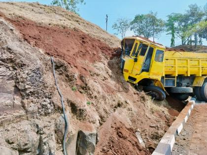 dumper accident due to brake failure at Yavateshwar ghat, driver died on the spot | यवतेश्वर घाटात ब्रेक फेल झाल्याने भरधाव डंपरला अपघात, चालकाचा जागीच मृत्यू 