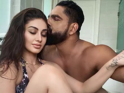 Shefali jariwala and his husband parag tyagi kissed at mumbai airport Video viral | 'या' स्टार कपलनं एअरपोर्टवरच सुरू केलं बेडरूममधील कृत्य अन् मग...; Video व्हायरल