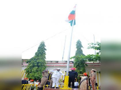 Celebrating Independence Day is auspicious atmosphere in Akola Flag Hoisting by collector | अकोल्यात मंगलमय वातावरणात स्वातंत्र्यदिन साजरा! जिल्हाधिकाऱ्यांच्या हस्ते ध्वजारोहण