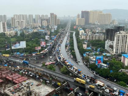 Traffic jam on Mumbai-Nashik highway; It takes almost one hour to cover a distance of 10 minutes | मुंबई-नाशिक महामार्गावर वाहतूक कोंडी; १० मिनिटांचे अंतर पार करण्यासठी लागतोय पाऊण तास