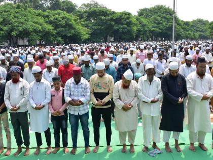 Let it rain for the welfare of all; Muslim brothers offered a collective prayer | सर्वांच्या कल्याणासाठी पाऊस होऊ दे; मुस्लिम बांधवांनी केली सामूहिक प्रार्थना