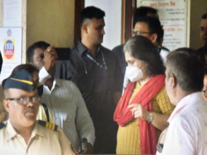 Gujarat riot case Teesta Setalvad taken by Gujarat ATS, taken from Mumbai to Ahmedabad | गुजरात दंगल प्रकरण : तिस्ता सेटलवाड गुजरात एटीएसच्या ताब्यात, मुंबईतून नेले अहमदाबादला