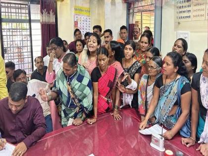 Villagers Aggressive Against GramSevak Hit the Panchayat Committee Gramsevaka dismissed | ग्रामसेविकेविरोधात ग्रामस्थ आक्रमक; पंचायत समितीवर दिली धडक! ग्रामसेविका पदमुक्त