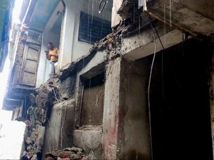 In Bhiwandi, the first floor wall of a dangerous building collapsed Fortunately, no casualties | भिवंडीत धोकादायक इमारतीच्या पहिल्या मजल्यावरील भिंत कोसळली, सुरू होती शाळा; सुदैवाने जीवित हानी टाळली