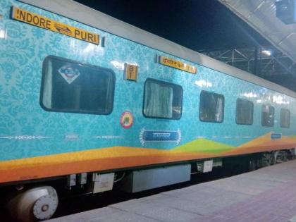 Smoke from wheels of Indore Puri Express, panic among passengers | इंदूर पुरी एक्सप्रेसच्या चाकांमधून धूर, प्रवाशांमध्ये घबराट; गाडी दीड तास लेट