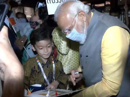 PM modi arrives in japan to attend quad leaders summit Japanese boy speaks in Hindi language to him | जपानी मुलगा हिंदीत बोलला! PM मोदींना आश्चर्याचा धक्काच बसला; मग केला असा सवाल