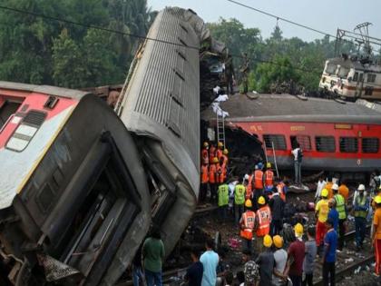 Odisha Train Accident while train accident the only way that mother could think and threw three kids out of train to save life | Odisha Train Accident : चमत्कार! वरून पडत होती बोगी अन् आईला सुचला एकमेव मार्ग; अशी वाचवली पोटची 3 मुलं