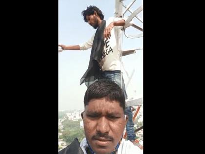 Sholay style agitation of rain-stricken farmers, climbed the All India Radio tower to demand help | अतिवृष्टीग्रस्त शेतकऱ्यांचे शोले स्टाइल आंदोलन, मदतीच्या मागणीसाठी चढले आकाशवानी टॉवरवर 