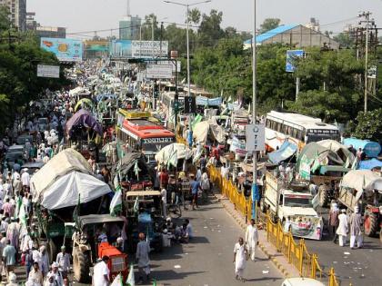 Hundreds of farmers march towards Delhi with tractors | शेकडाे ट्रॅक्टर्ससह शेतकऱ्यांची दिल्लीकडे कूच