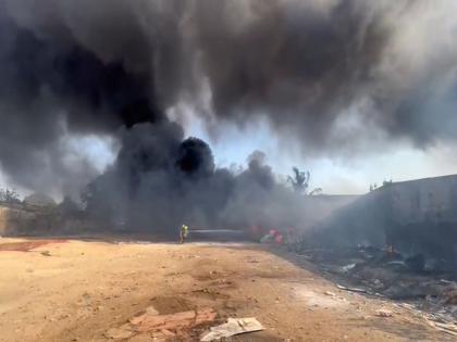 fire at chemical godowns in Bhiwandi, difficulty in controlling the fire due to water shortage | भिवंडीत केमिकल गोदामांना भीषण आग, पाण्याच्या टंचाईमुळे आगीवर नियंत्रण मिळविण्यात अडचण